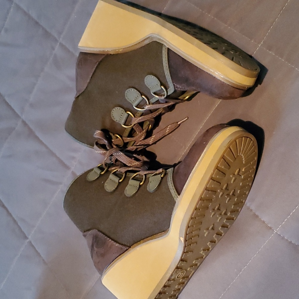 Women's wedge boot